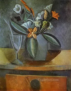 Flores en jarra gris y copa de vino con cuchara 1908 Pablo Picasso Pinturas al óleo